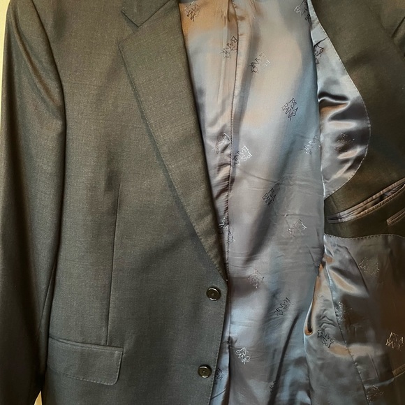 JOSABANK Signature Gold Suit 42R with Pleated Pants - Picture 3 of 9